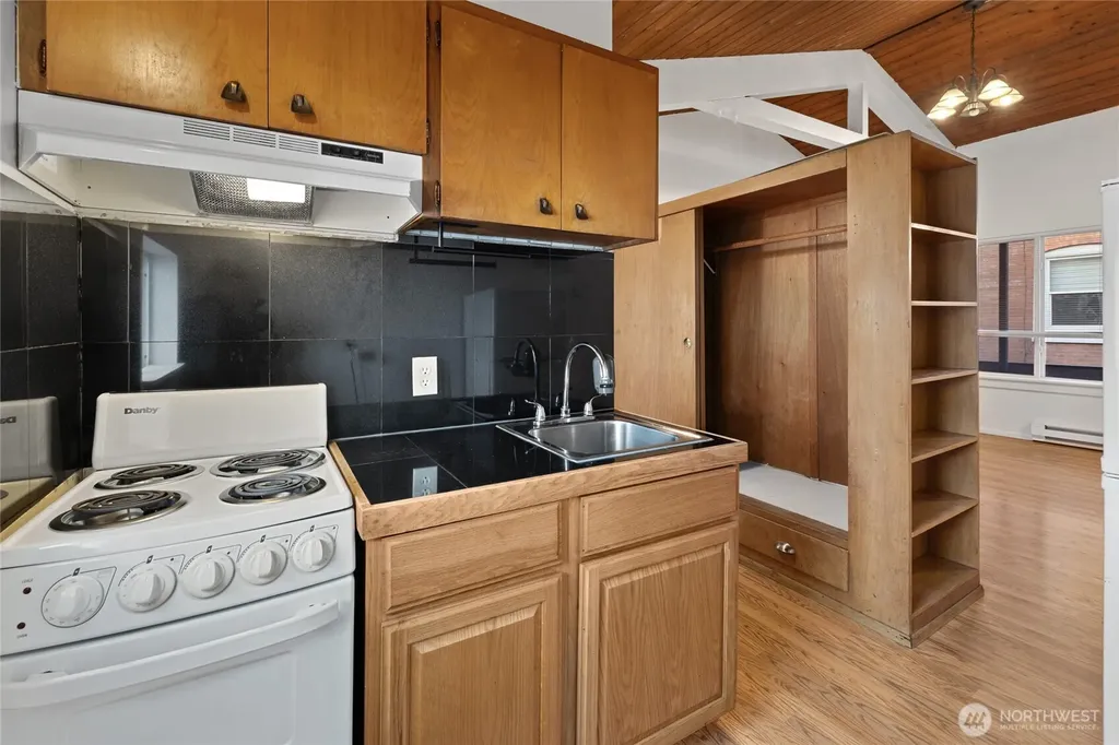 1718 Summit Avenue Seattle WA 98122