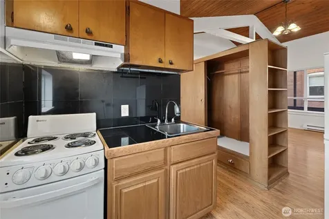 1718 Summit Avenue Seattle WA 98122