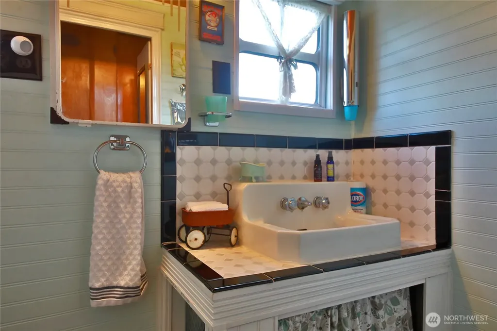 963 Little Valley Lane Freeland WA 98249