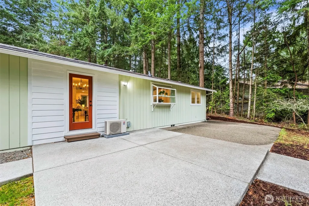 1037 9th Avenue Fox Island WA 98333