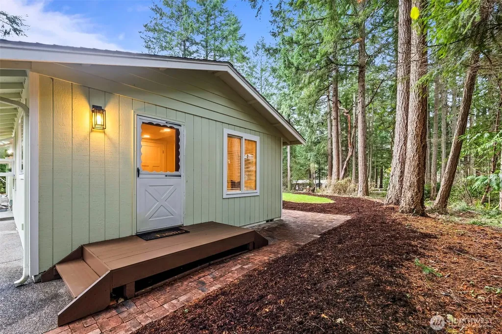 1037 9th Avenue Fox Island WA 98333