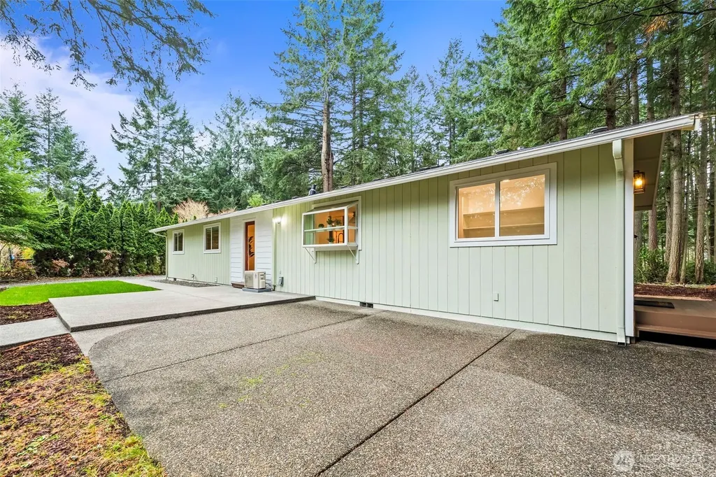 1037 9th Avenue Fox Island WA 98333