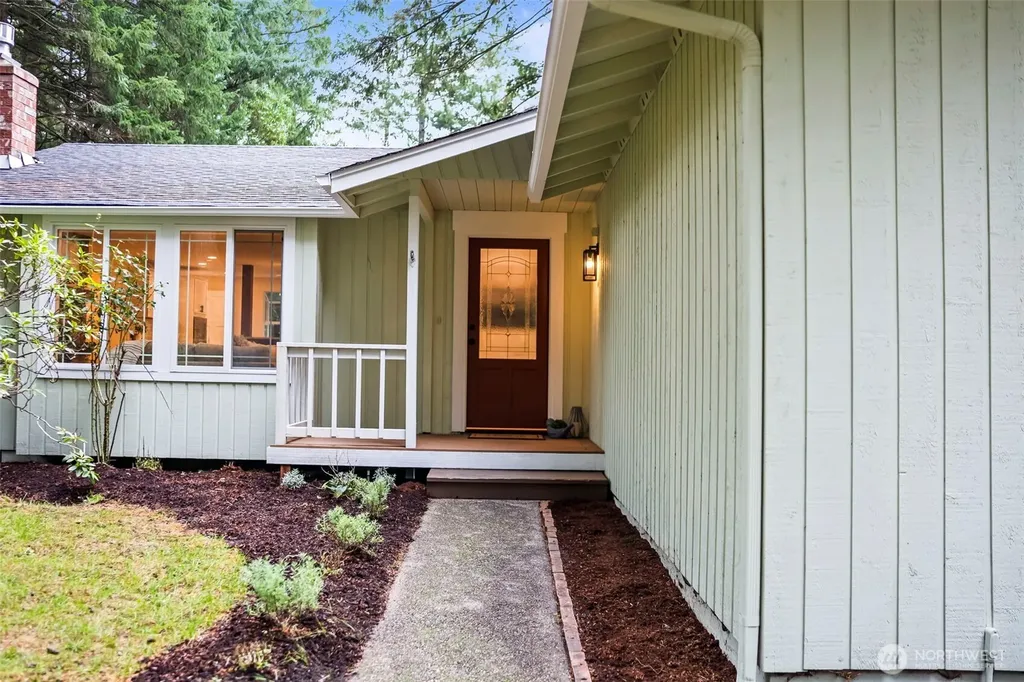 1037 9th Avenue Fox Island WA 98333