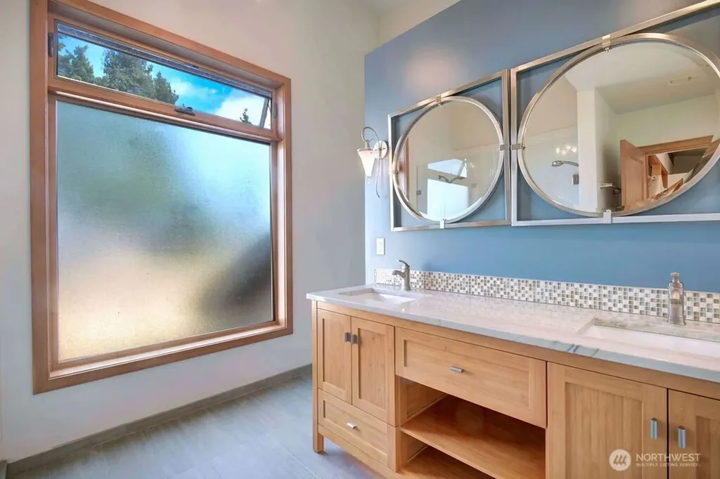 4322 29th Avenue W Seattle WA 98199