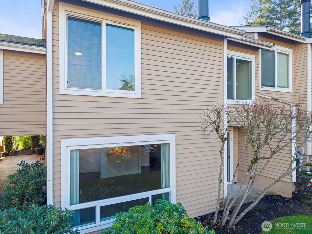 1215 S 237th Lane Des Moines WA 98198