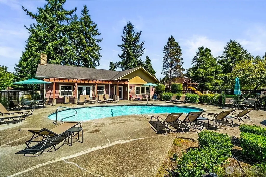 1215 S 237th Lane Des Moines WA 98198