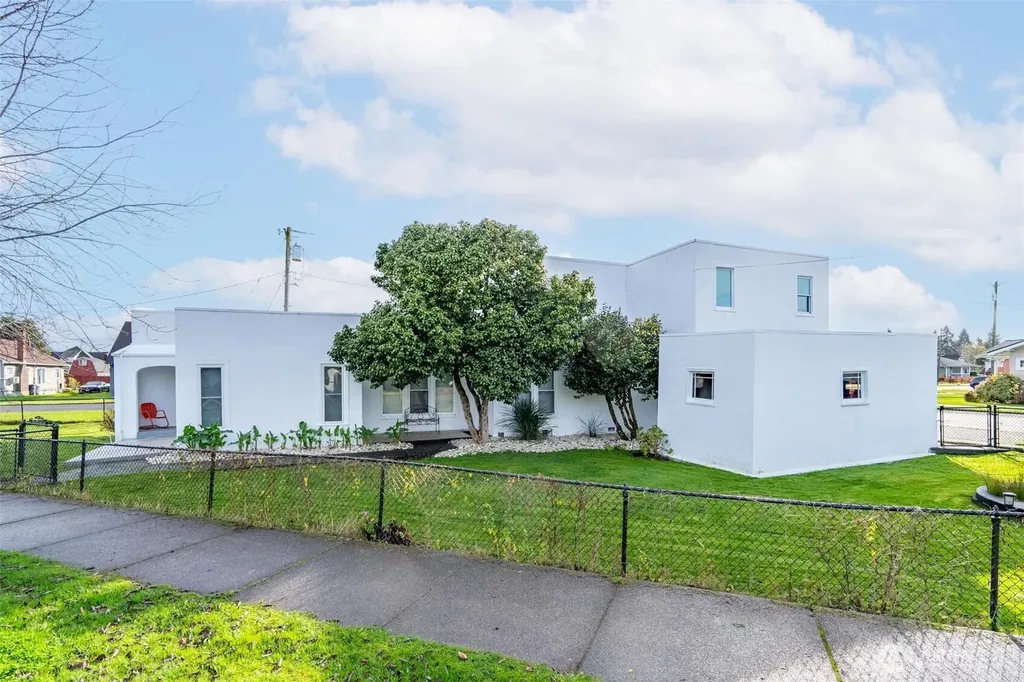304 Emerson Avenue Hoquiam WA 98550