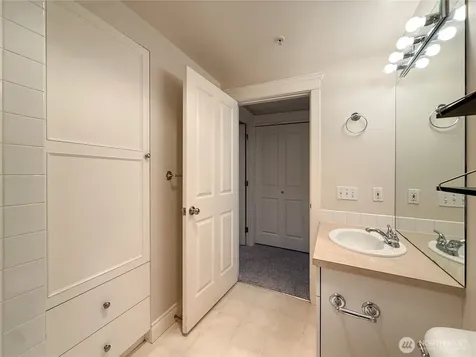 2334 Thorndyke Ave W Seattle WA 98199