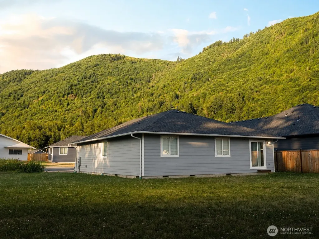 6311 Bearpaw Court Maple Falls WA 98266