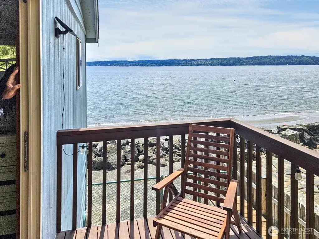 10 S Beach Drive Hat Island WA 98206