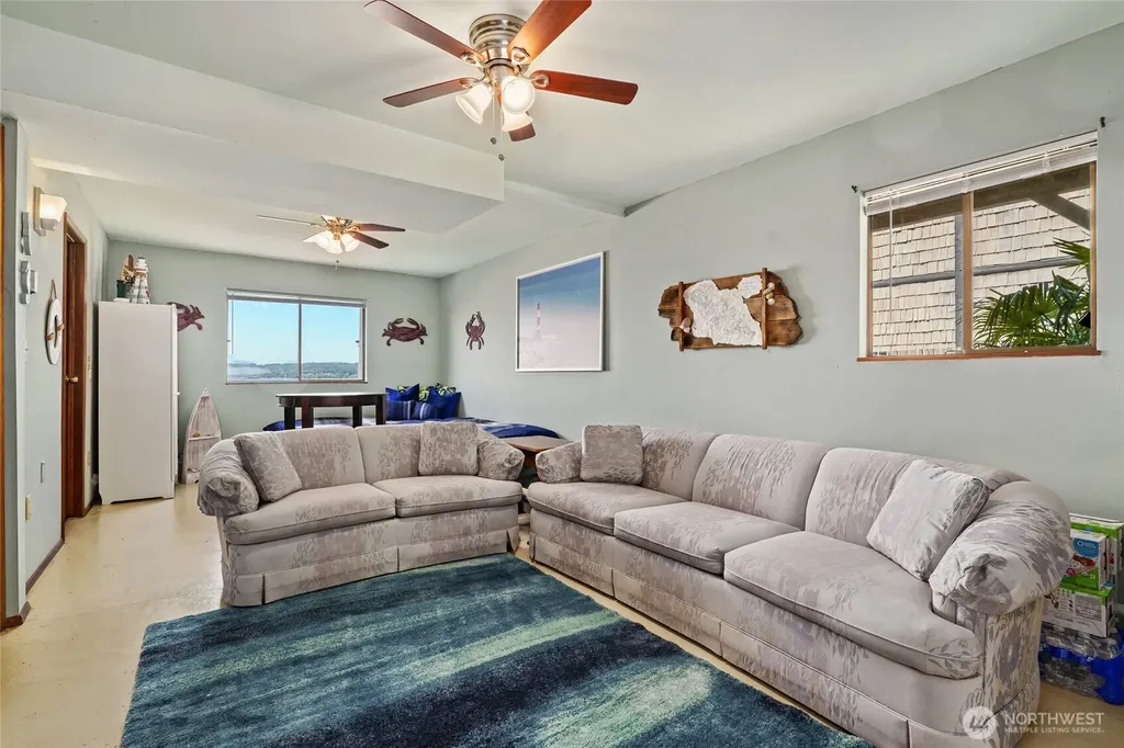 10 S Beach Drive Hat Island WA 98206