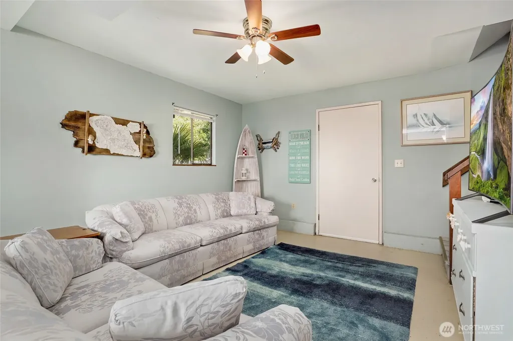 10 S Beach Drive Hat Island WA 98206