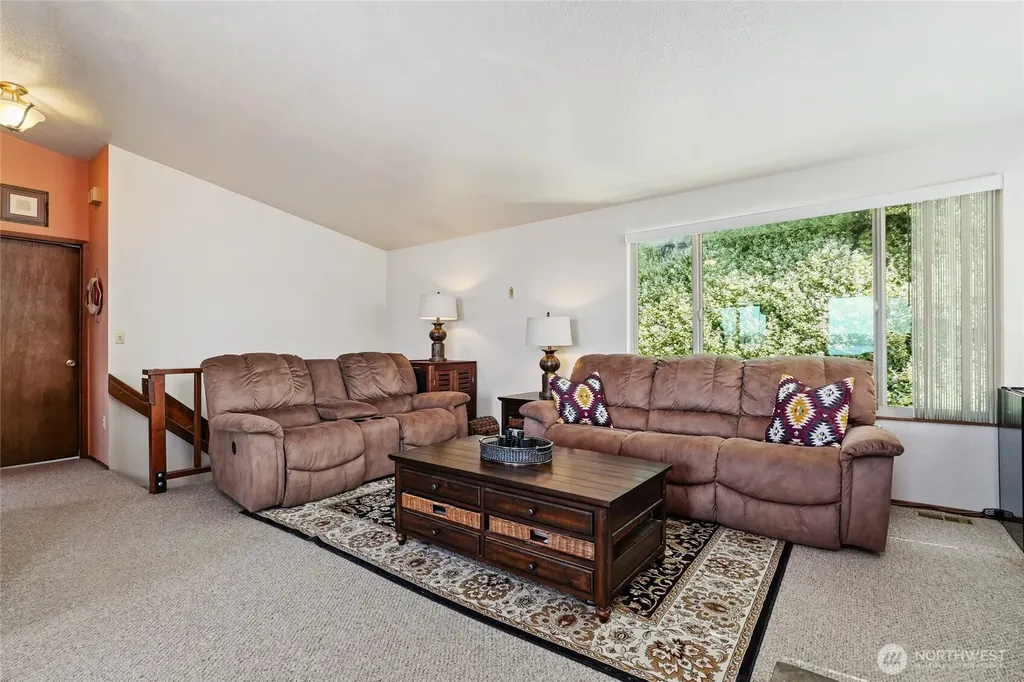 10 S Beach Drive Hat Island WA 98206