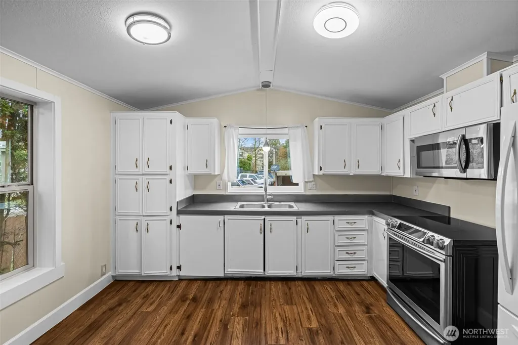 10302 Lakeview Avenue SW Lakewood WA 98499