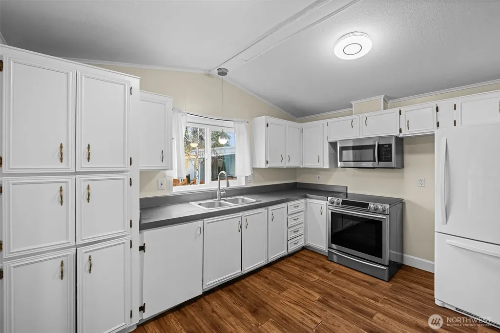 10302 Lakeview Avenue SW Lakewood WA 98499