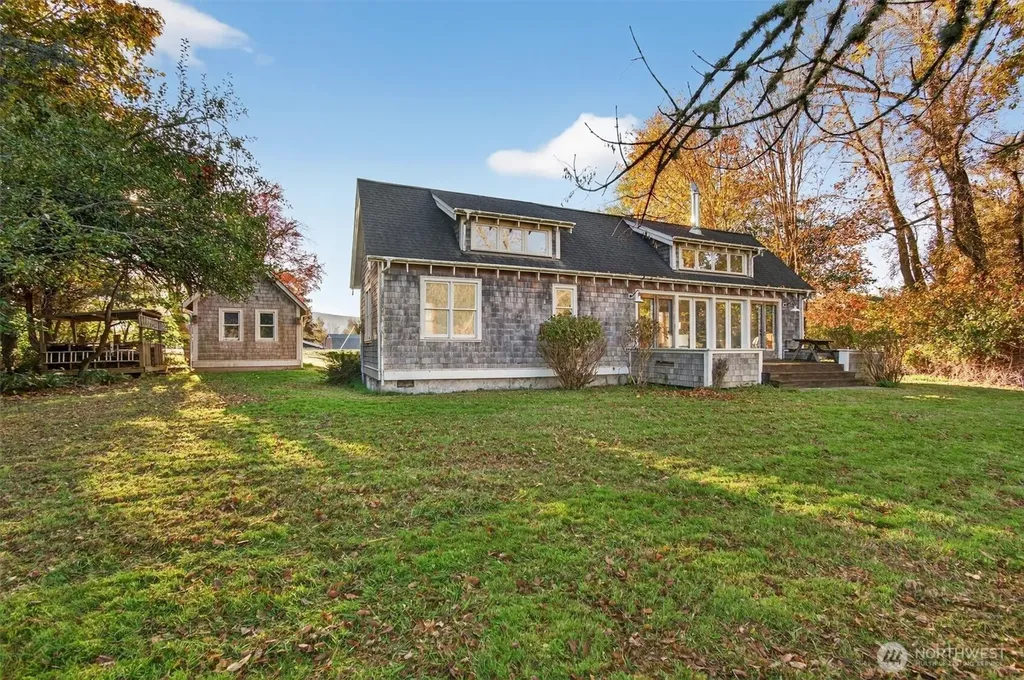 357 E Birnie Slough Road Cathlamet WA 98612
