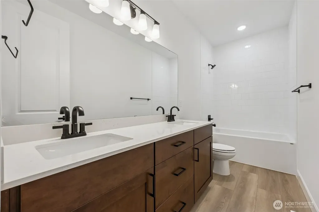 2207 Oak Court Milton WA 98354