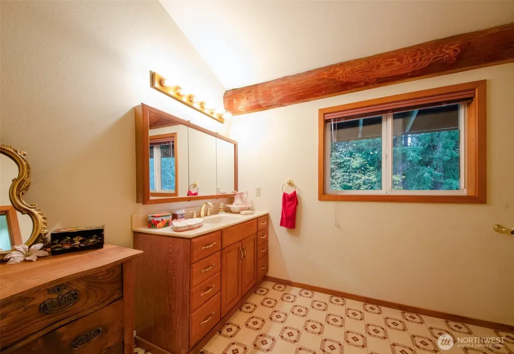 201 Jylha Rochester WA 98579