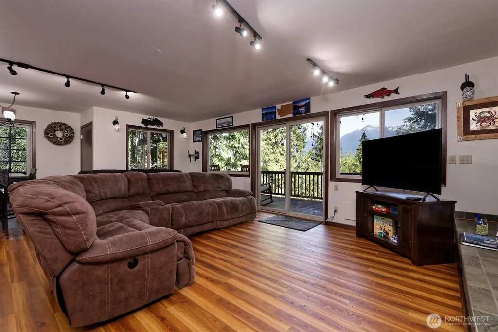 5791 N Lake Cushman Road Hoodsport WA 98548
