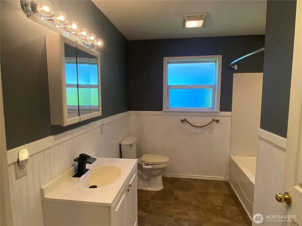 320 C Street South Bend WA 98586