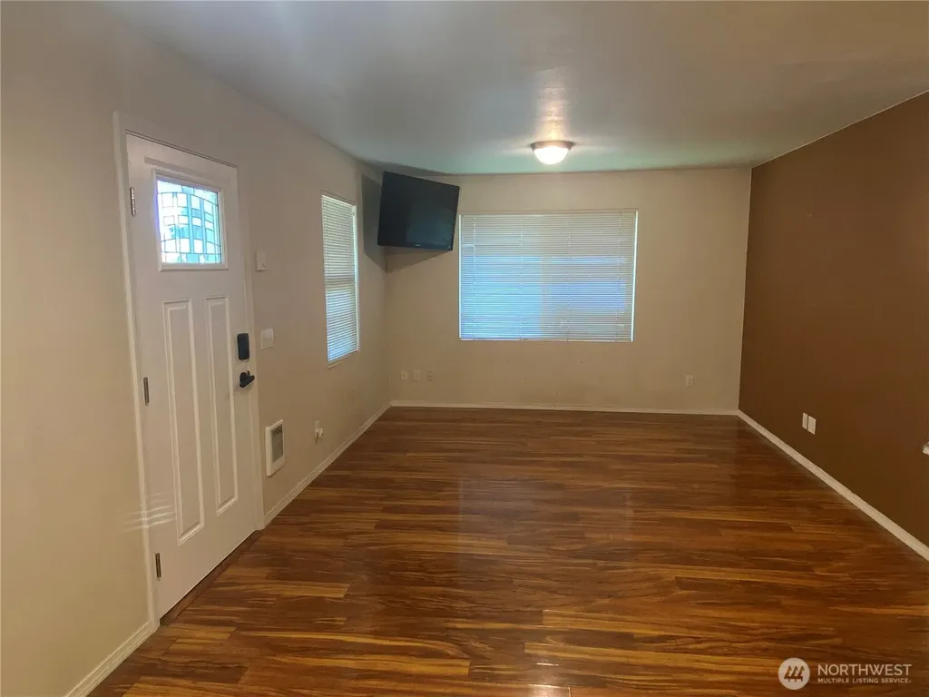 320 C Street South Bend WA 98586