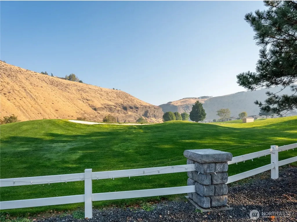 23772 Crescent Bay Drive NW Quincy WA 98848