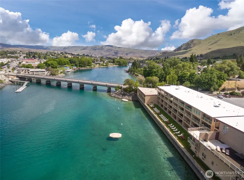322 W Woodin Avenue Chelan WA 98816