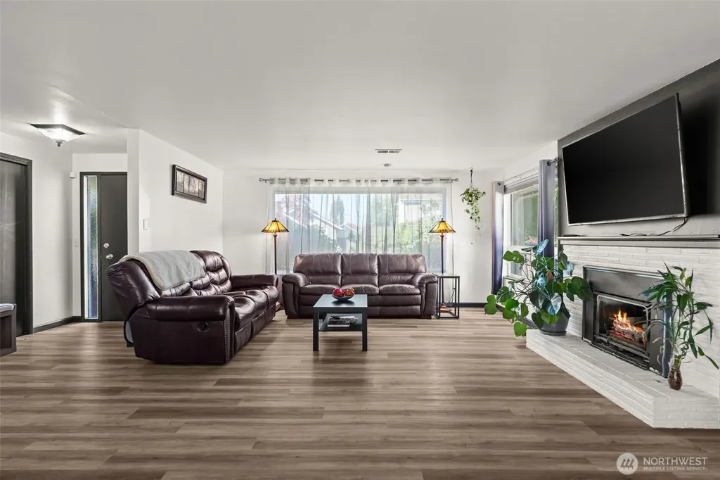 343 4th Street SE Puyallup WA 98372