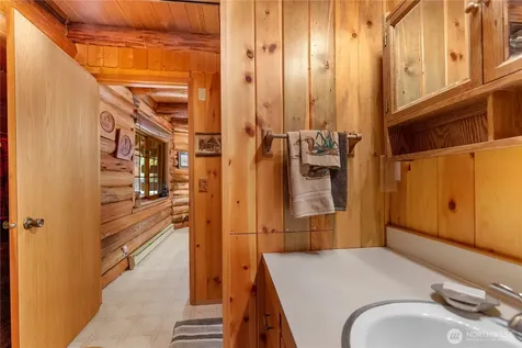 26 Mercer Road Mazama WA 98833