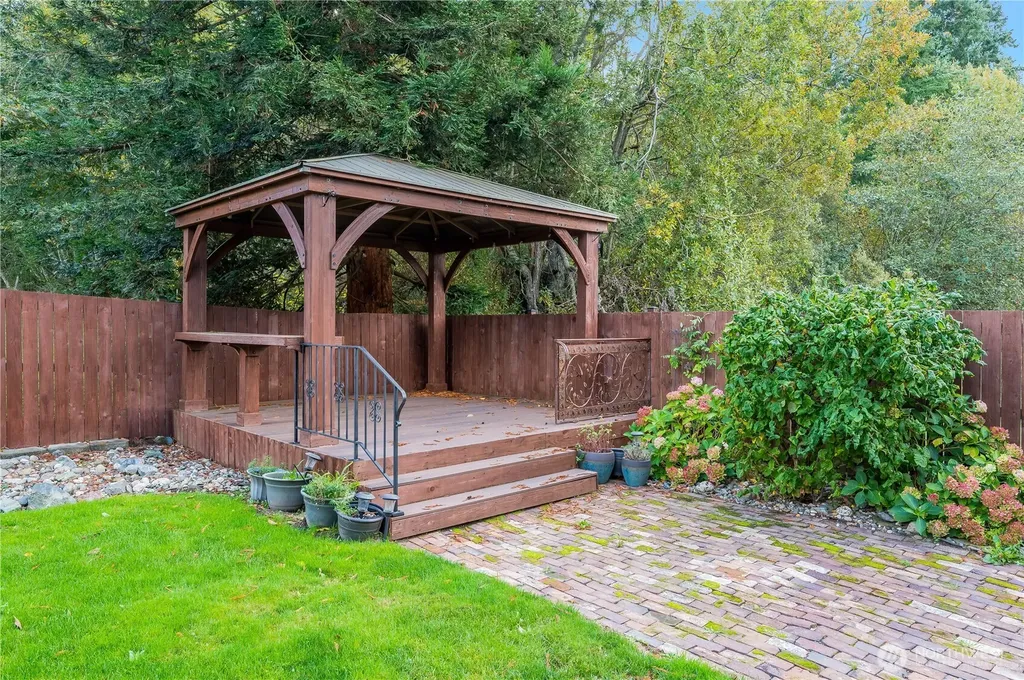 212 Grandview Avenue Camano Island WA 98282
