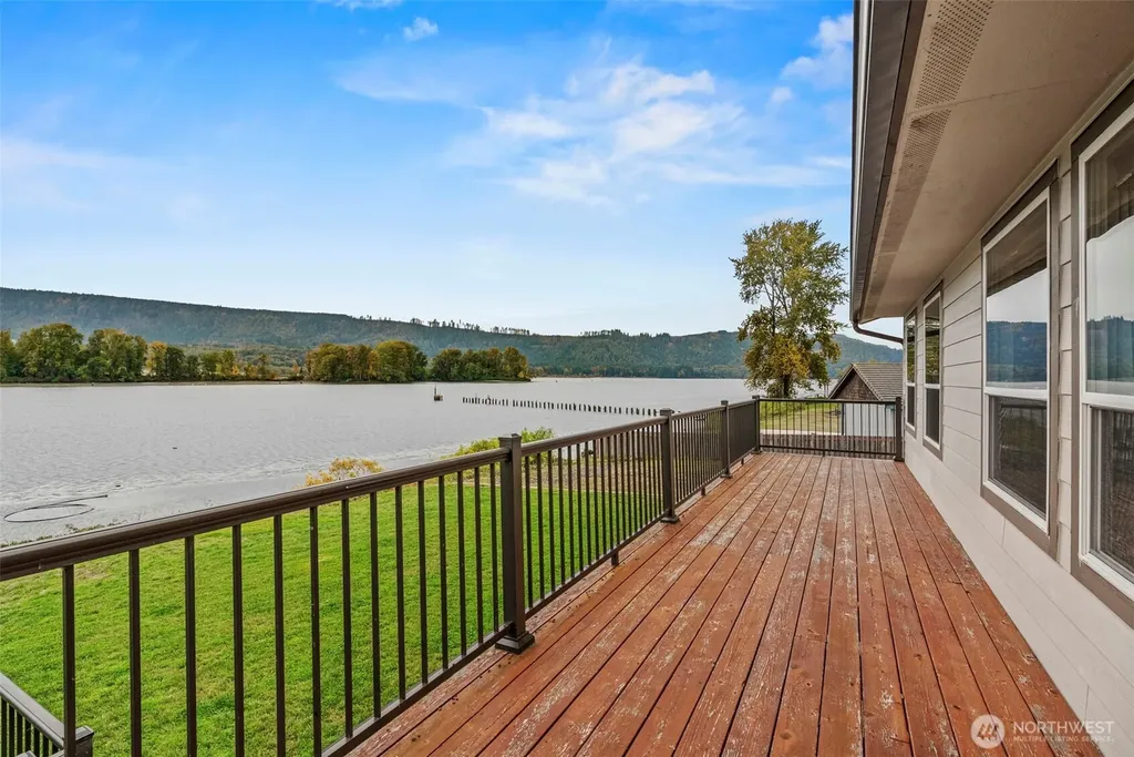 277 W Sunny Sands Road Cathlamet WA 98612