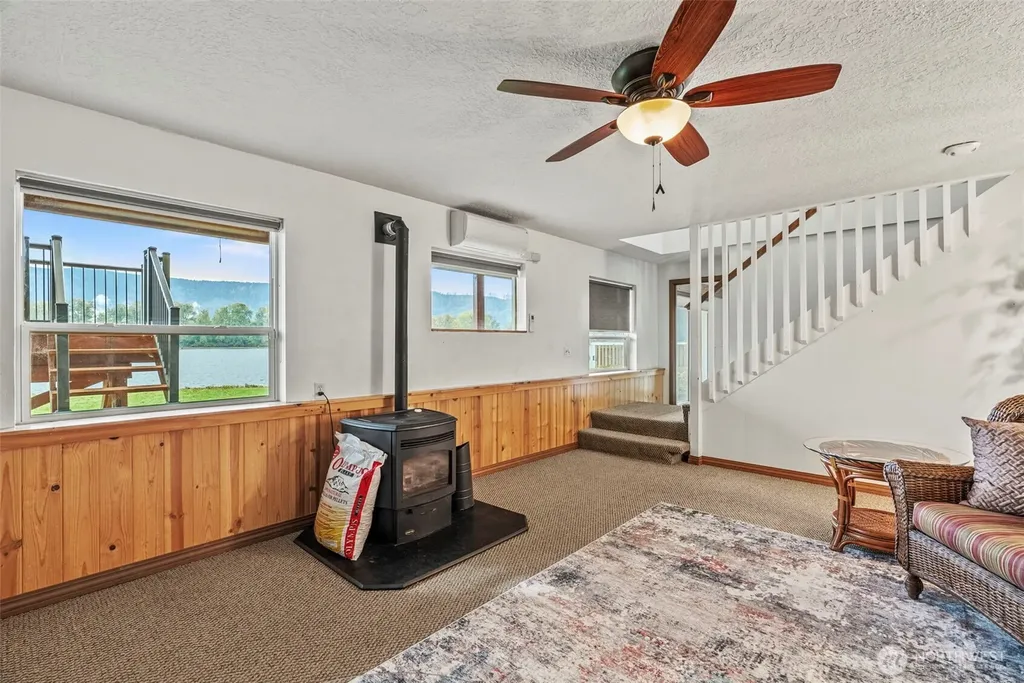 277 W Sunny Sands Road Cathlamet WA 98612