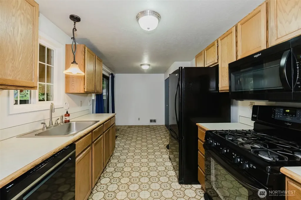 7600 Sandy Way NE Poulsbo WA 98370