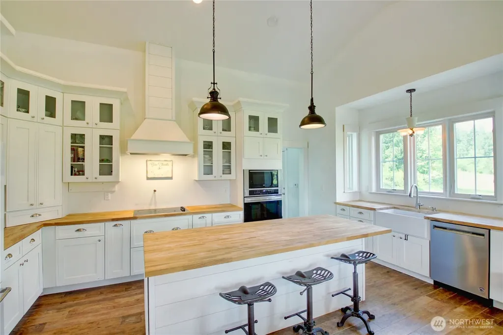 19011 Wildrose Lane Burlington WA 98233