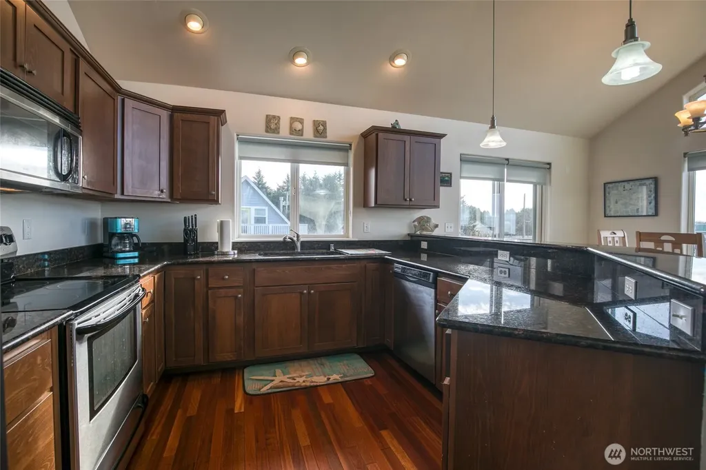 24 Darien Lane Pacific Beach WA 98571