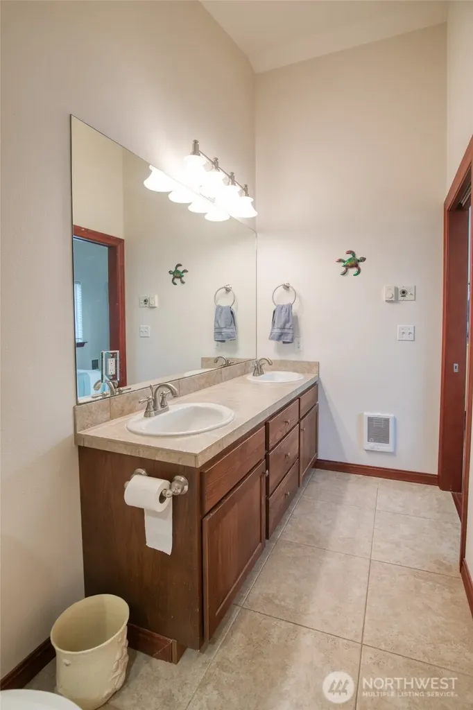 24 Darien Lane Pacific Beach WA 98571