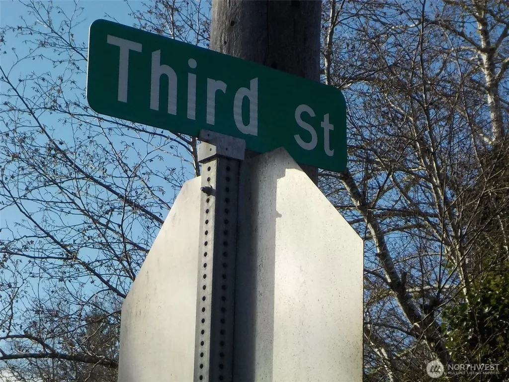 12 Third St W Chinook WA 98614
