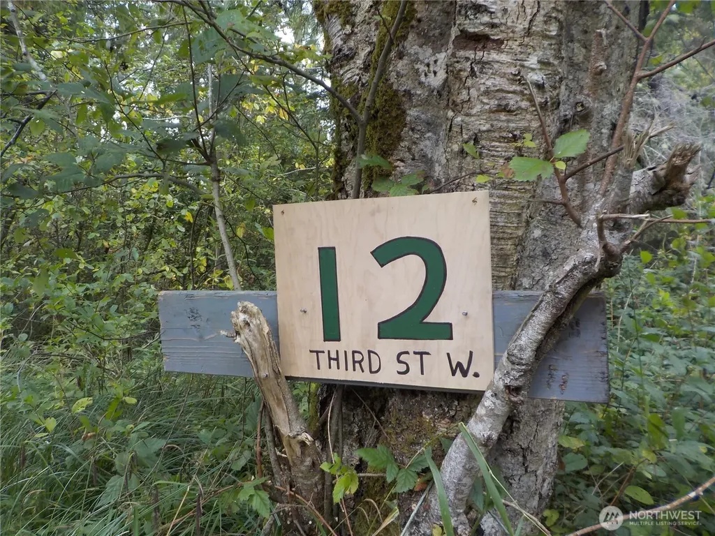 12 Third St W Chinook WA 98614