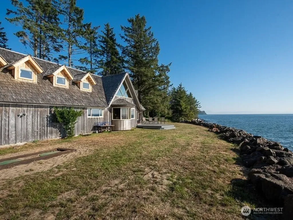 633 State Route 101 Chinook WA 98614
