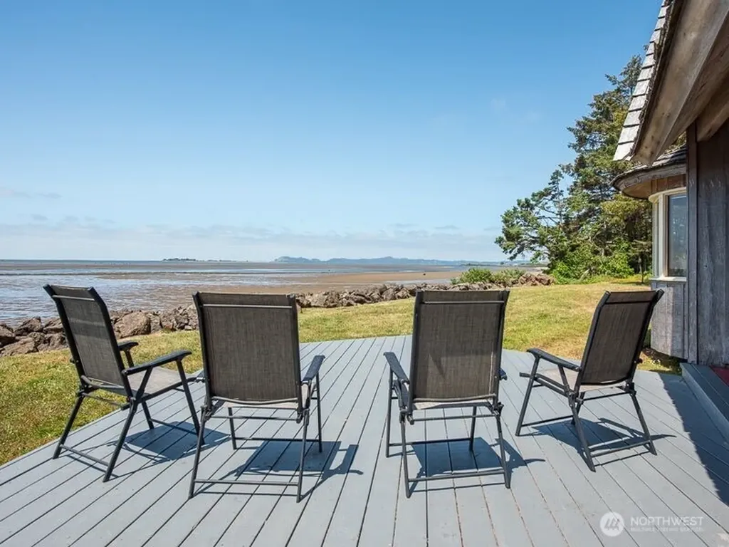 633 State Route 101 Chinook WA 98614