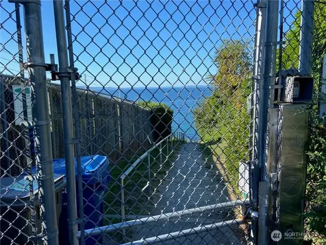32 NW Esplanade Seattle WA 98117