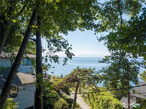 32 NW Esplanade Seattle WA 98117