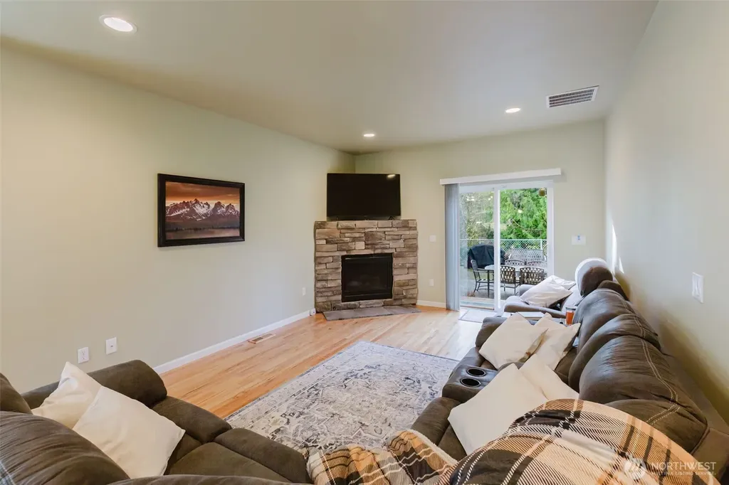 1568 Puget Drive E Port Orchard WA 98366