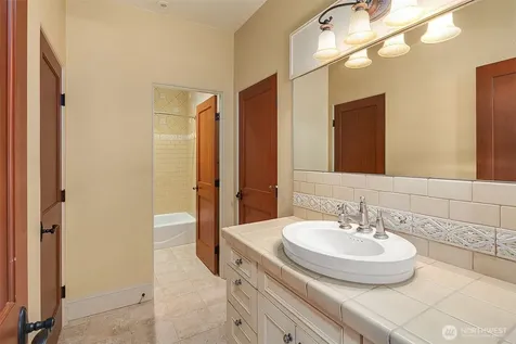 802 16th Avenue W Kirkland WA 98033