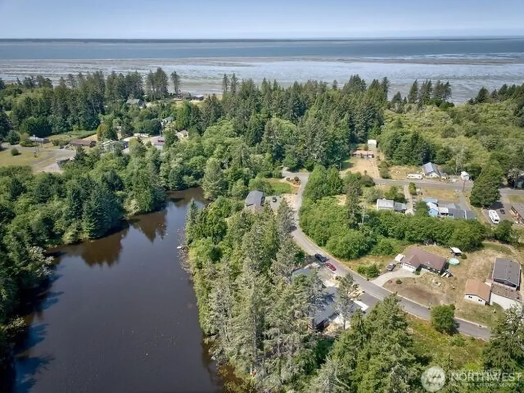 4 Sunrise Lane South Bend WA 98586