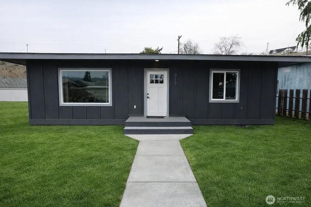 919 E Johnson Avenue Chelan WA 98816