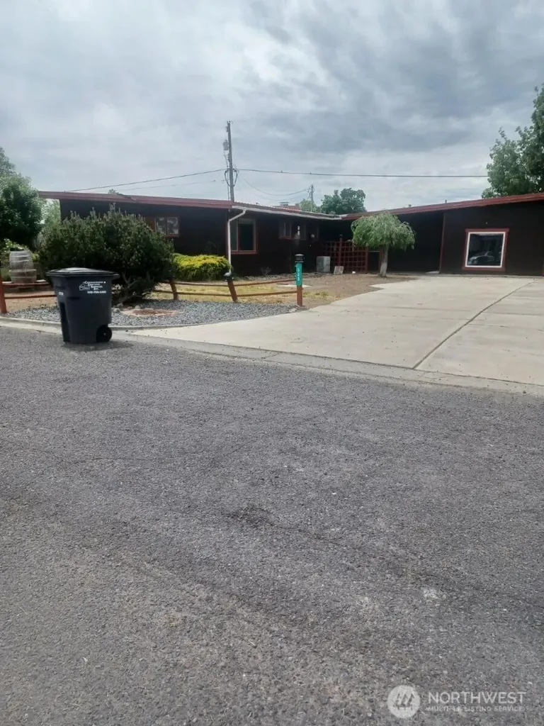 533 Fairchild Loop Moses Lake WA 98837