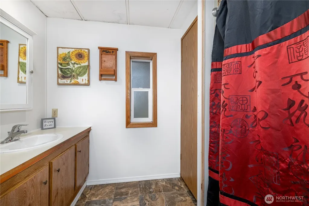 24 W Tipi Court Elma WA 98541