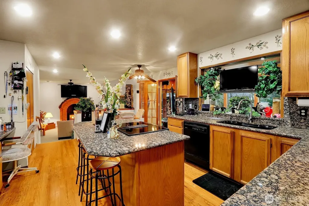 32807 12th Avenue SW Federal Way WA 98023