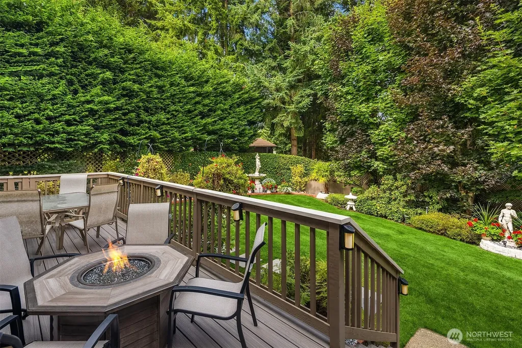 32807 12th Avenue SW Federal Way WA 98023